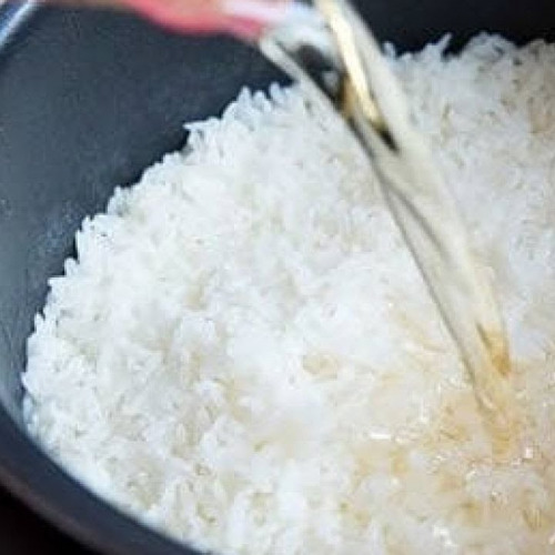 Рис готовый. Эфирное масло в рис. Приготовление риса в пиве. Вареный рис для суши. При варке риса добавляют уксус.