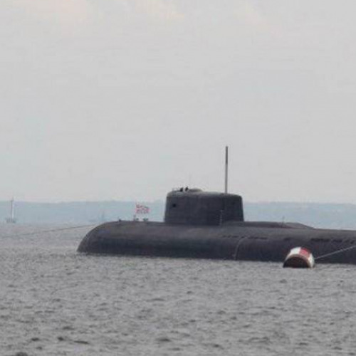 Гаврик спал возле лодки. Российская подлодка всплыла у берегов США 2022. Атомные подводные лодки России всплыли в Лужниках. Подводная лодка около Зеленоградска. Змей вокруг подлодки.