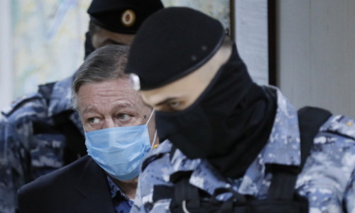 8 лет общего режима. Михаил Ефремов взят под стражу в зале суда