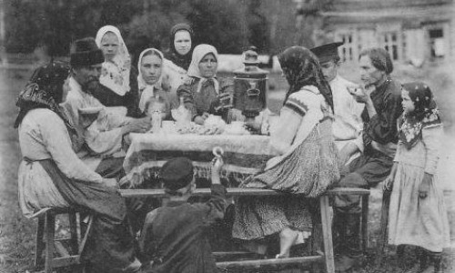 Упала ложка – будет гостья, упал нож – будет гость: в какие приметы верили на Руси