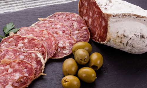 Почему сыровяленая колбаса самая безопасная из мясных продуктов