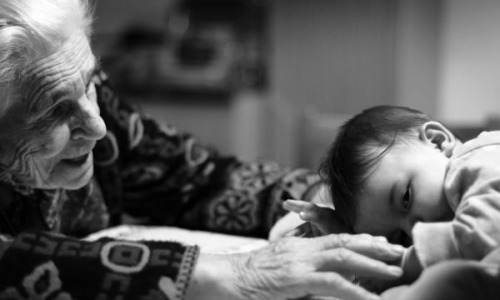 Что делать с фотографиями умерших родственников: можно ли хранить их дома?