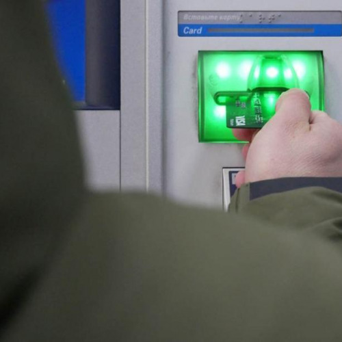Снятие денег с кредитной карты. Кредитные карты условия. Терминал беларусь банка. Белинвестбанк карточки акции. Вставляем карточку в банкомат.